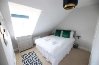 Eighty-Eight, Cathedral View with Private Parking & EV Charger - balcony