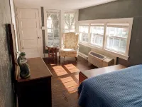 Compass Cottage in Historic Glen Rose - Wifi