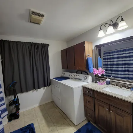 Charming 2-bedroom water view house, WiFi in nice Bremerton