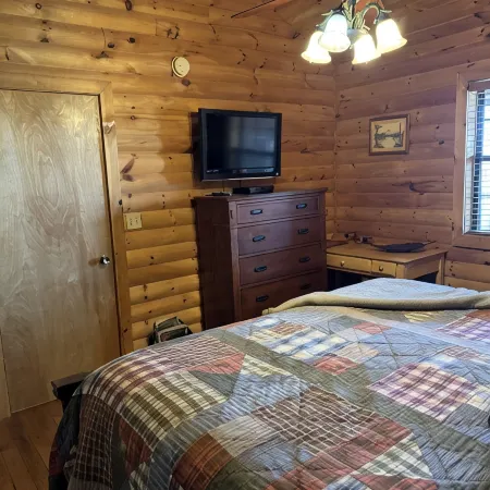 Rustic Log Cabin w/ Fireplace • 10 Min to Silver Dollar City • Screened Porch