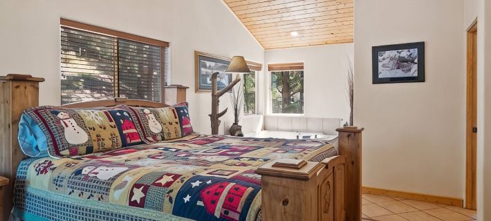 Valley View Cabin, New Hot Tub, Close to Ski Lifts! Hotels in Colfax County