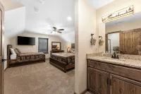 Pine Cone Lodge-Private Hot Tub, Pool Table, 2 Pools & Splash Pad, Pet Friendly!