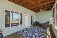 Pet Friendly. Minutes to Beaches. Charming 2-bedroom house in adorable Sarasota. - Wifi