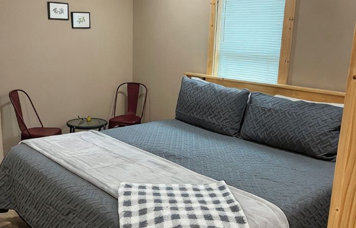 Cabin Bunkhouse with Hot Tub on Private Lake, Fire Pit & Swings in Vian, OK!