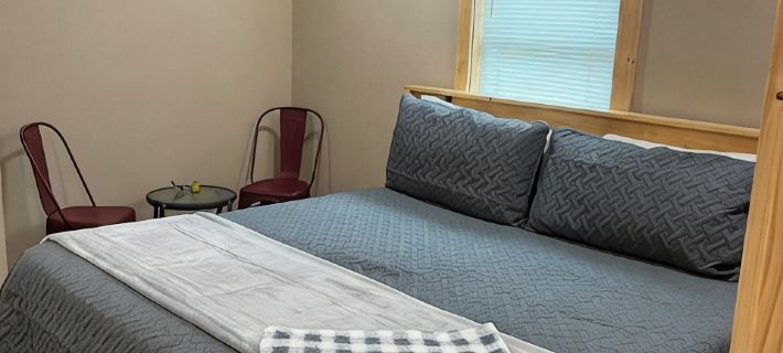 Cabin Bunkhouse with Hot Tub on Private Lake, Fire Pit & Swings in Vian, OK! Hotels in Sequoyah County