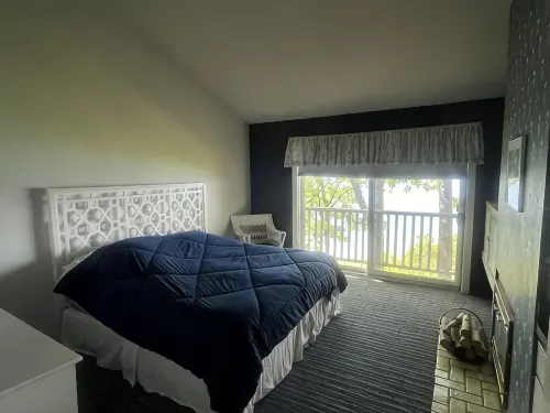 Stunning Views! 2 King Bdrms w Private Bathrooms. Walk to Lake Michigan Beach! - Wifi