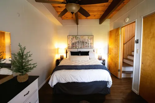 Cabin - Rustic Glam + Game Room + Views +Workspace- Minutes from Attractions - Hytter