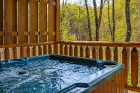Central Location with Wooded Views and Hot tub - con encanto