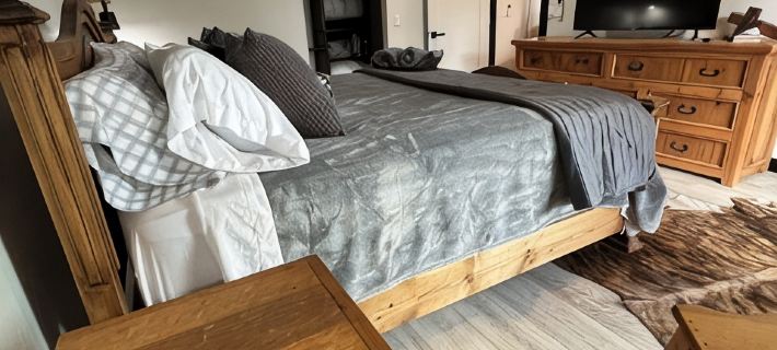 King bed and sunset views pine trees and hiking trails await you! Pinetreepalace Hotels in Явапай