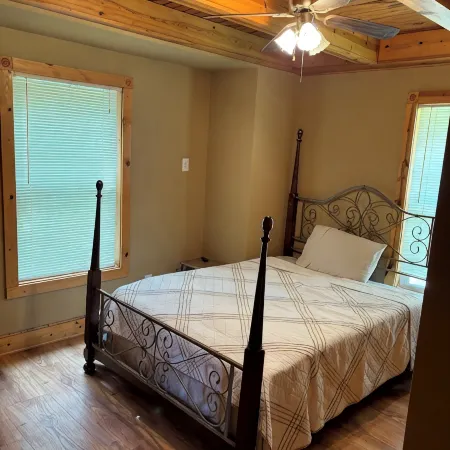 Whole house, secluded getaway near Alley Springs, Eminence , Missouri. Hoteles en Condado de Shannon