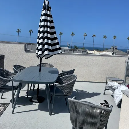 Oceanside beach retreat 3 min walk to beach Rooftop views