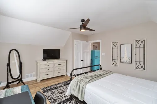 Welcome to the Boar's Nest, walking distance to Noblesville town square - 4-Star