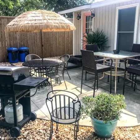 Cute Bungalow, Hot tub, game room,fenced yard