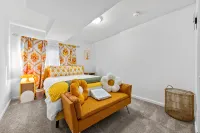 Casa Kaleidoscope: Whimsical Selfie Museum - 5bd sleeps 15 - 3-Star