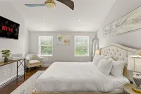 Walk Everywhere, Comfortable Park-Front Escape w/ Free Parking! - บังกะโล
