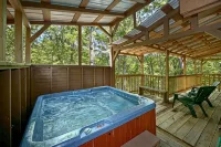 Honeysuckle Cabin on Acre!~Easy Drive!-5 mins. to Parkway~Pool Table & Hot Tub! - シャレー