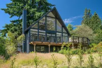 Renovated A-frame with water view - de charme