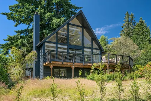 Renovated A-frame with water view - de charme