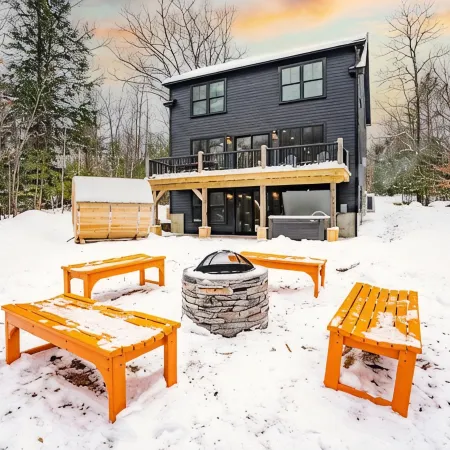 NEW Chalet 6 minutes from Sunday River! Hot tub, Sauna, Sleeps 12, Dog Friendly!