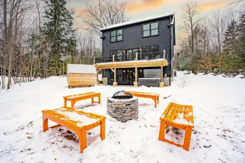 NEW Chalet 6 minutes from Sunday River! Hot tub, Sauna, Sleeps 12, Dog Friendly! - Chalets