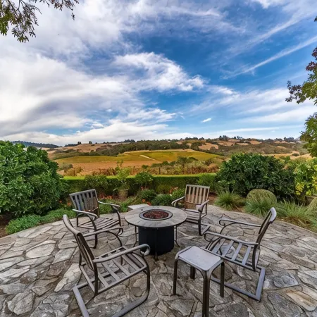Awesome Hilltop Views, Pool, Vineyards, Olive Trees, 5 mins to Healdsburg