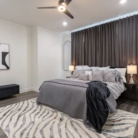 Luxe Downtown Townhouse – Walkable, Stylish & Spacious