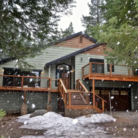 North Star Cabin! 5 Beds - 5 Baths - 5 Stars!