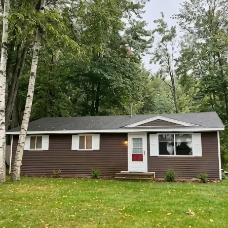 3 - Bedroom Cottage Near Lake Mitchell in Cadillac