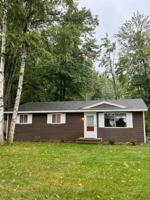 3 - Bedroom Cottage Near Lake Mitchell in Cadillac - 3-Star