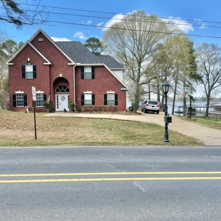 Beautiful fully furnished lakefront house
