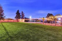 ScottsdaleStays Grand Chateau - 12Br Resort Estate - 500K Pool + Courts -  Ferienhäuser