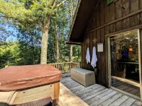 HOT TUB! Nature Delight! 2 Acre Cabin Hot Tub- Creek & Dog Friendly Fast WIFI! - 3 stjerner