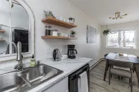 Entire 2BR 1Bath Apt “The Downtown Deneege” - 3 stjerner