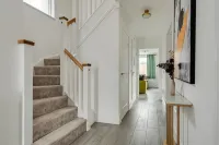 Stylish 4-br House With 3 Ensuite Free Parking - 2-Star