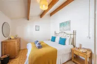 Cosy Two-Bed Cabin, 5 Minutes from the Coast - Feriehus