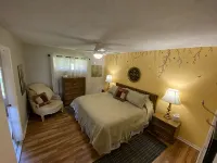 Romantic Lakefront Retreat: Hot Tub, Private Deck, Screened Porch, Dock & Kayaks - Homestays