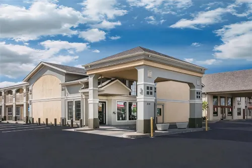 Super 8 by Wyndham Oklahoma Airport Fairgrounds West - Motels