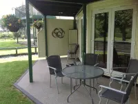 Excellent ground floor 2 Bed apt overlooking golf course with private parking. - Apartment