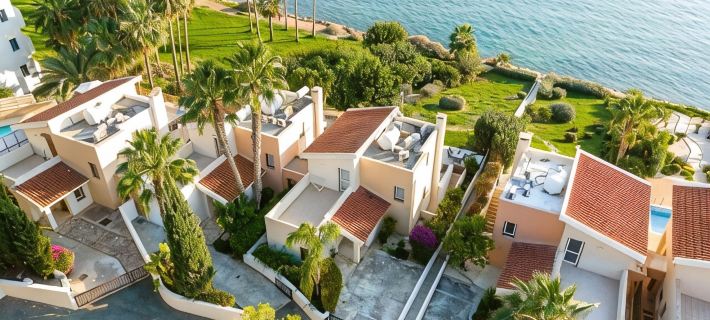 Stunning 3 bed 3 bath front line villa in  the heart of Coral Bay Hotels in Coral Bay