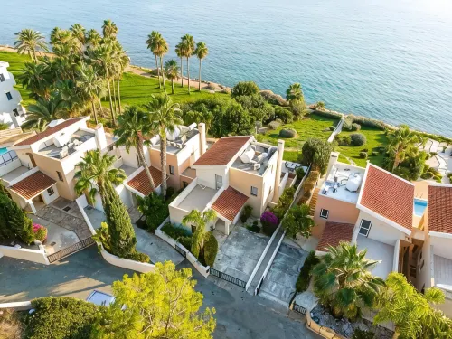 Stunning 3 bed 3 bath front line villa in  the heart of Coral Bay - 2-Star