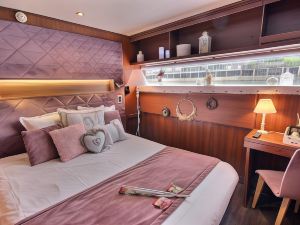 Le VIP Paris - Yacht Hotel