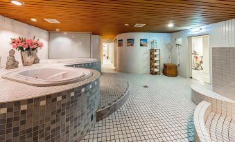 a modern bathroom with a large bathtub and a shower , as well as a jacuzzi tub at Fletcher Hotel-Restaurant de Klepperman
