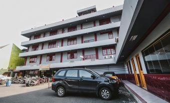 RedDoorz Plus Near Rscm Jakarta