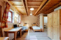 Wellness Rezort Jánošíkov Dvor Các khách sạn ở Zazriva