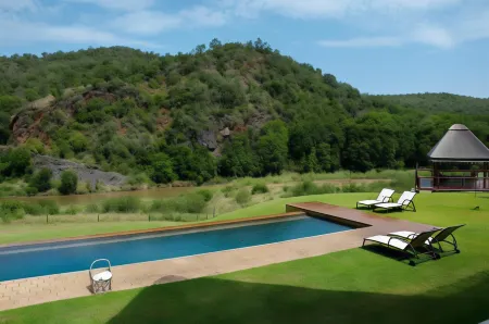 Amakhosi Safari Lodge & Spa Отели в г. Zululand DC