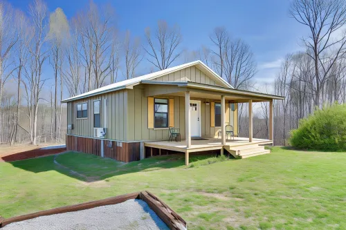 Cozy Mississippi Cabin w/ Covered Porch & Grill!