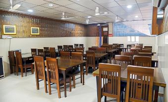 Goverdhan Hotel - Close to Railway Station and Bus Stand