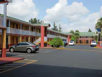 Howard Johnson by Wyndham Ft. Myers FL - parking