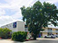 Motel 6 Uvalde, TX فنادق في أوفالدي