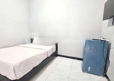 Vins Homestay Kroya Mitra RedDoorz Отели в г. Kroya